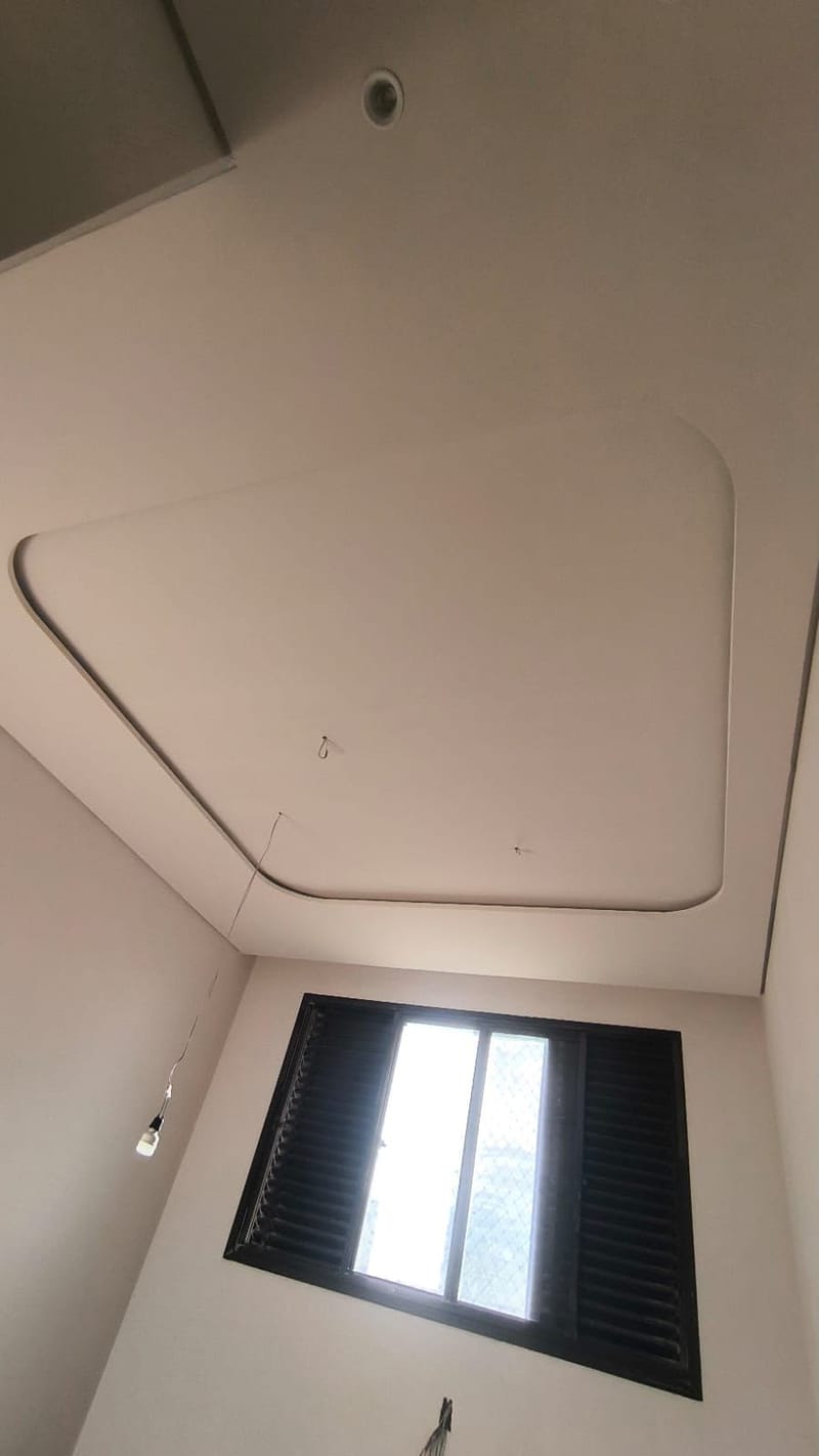 Sanca de gesso com canto arredondado e rasgo para iluminação embutida, em obra residencial